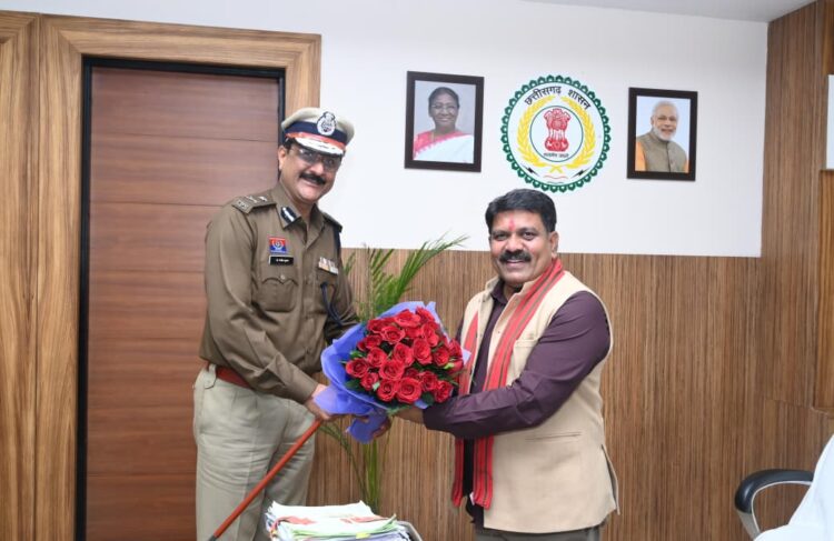 रायपुर के नवनियुक्त प्रथम पुलिस कमिश्नर संजीव शुक्ला ने उपमुख्यमंत्री विजय शर्मा से की सौजन्य भेंट