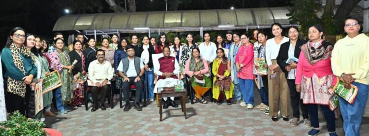 मुख्यमंत्री ने गुजरात के अध्ययन भ्रमण से लौटे महिला पत्रकारों के दल से की मुलाकात,कहा-महिला पत्रकार अपने साहस से कर रहीं लोकतंत्र के चौथे स्तंभ को मजबूत