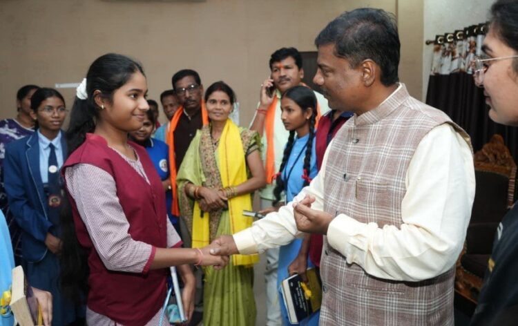 नारायणपुर के मेधावी छात्र सम्मानित- वन मंत्री श्री केदार कश्यप ने खिलाई मिठाई