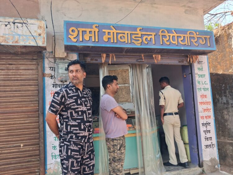 फिर हुआ धरमजयगढ़ में चोरी की वारदात, बीती रात चोरों ने मोबाइल रिपेयरिंग दुकान का ताला तोड़ दिया चोरी को अंजाम