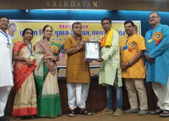 धरमजयगढ़ वन मंडल में कार्यरत पुरुषोत्तम ठेठवार छत्तीसगढ़ी छंद रतन सम्मान से सम्मानित