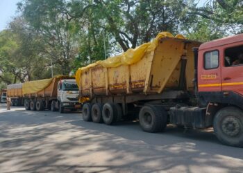 नहीं दिखता ओवरलोड फ्लाईएश वाहन स्थानीय प्रशासन को?… ट्रक से सड़क पर गिरता रहता डस्ट, राहगीरों को हो रहा परेशानी
