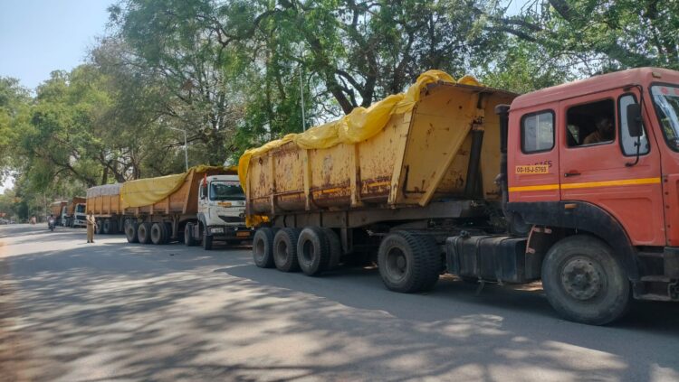 नहीं दिखता ओवरलोड फ्लाईएश वाहन स्थानीय प्रशासन को?… ट्रक से सड़क पर गिरता रहता डस्ट, राहगीरों को हो रहा परेशानी