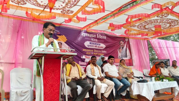 नैनो यूरिया,डीएपी का अधिकतम उपयोग करने और ईंधन की बचत कर देशहित में कार्य करने टीकाराम पटेल ने की अपील, खम्हार में सुशासन तिहार संपन्न