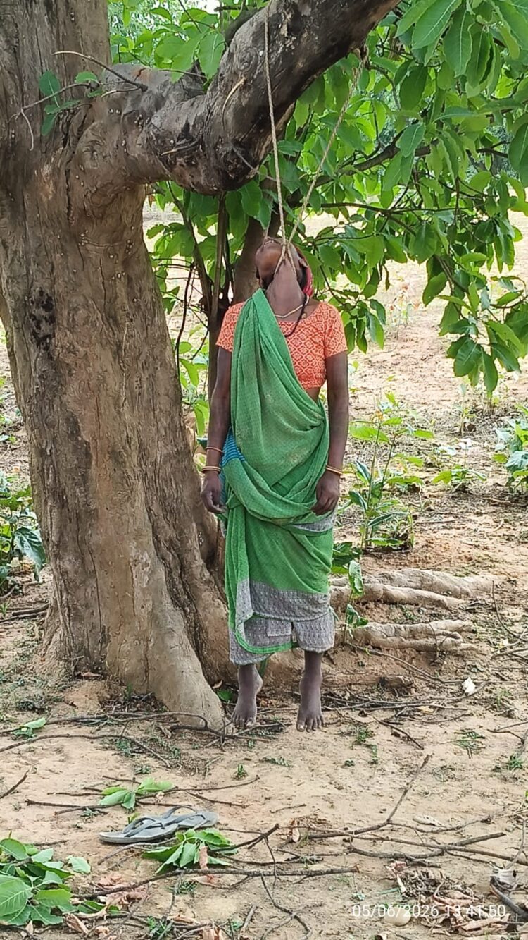 अज्ञात करण से महिला ने लगाई पेड़ पर फांसी, मामला धरमजयगढ़ थाना क्षेत्र का