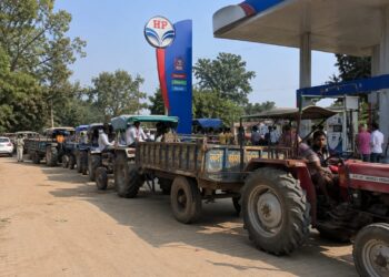 पेट्रोल पंप मालिकों की मनमानी से परेशान किसान, डीजल की कमी से खेती पर संकट