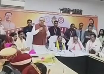 मंच पर मंत्री, कुर्सी का संकट, बेमेतरा में व्यवस्था देख विधानसभा अध्यक्ष डॉ. रमन सिंह ने जिला कलेक्टर और एसपी से हुई नाराज, विधायक दीपेश साहू के विवाह समारोह में बैठने की व्यवस्था पर उठे सवाल, जिला प्रशासन की तैयारियों पर जमकर लगाई फटकार