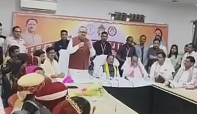 मंच पर मंत्री, कुर्सी का संकट, बेमेतरा में व्यवस्था देख विधानसभा अध्यक्ष डॉ. रमन सिंह ने जिला कलेक्टर और एसपी से हुई नाराज, विधायक दीपेश साहू के विवाह समारोह में बैठने की व्यवस्था पर उठे सवाल, जिला प्रशासन की तैयारियों पर जमकर लगाई फटकार