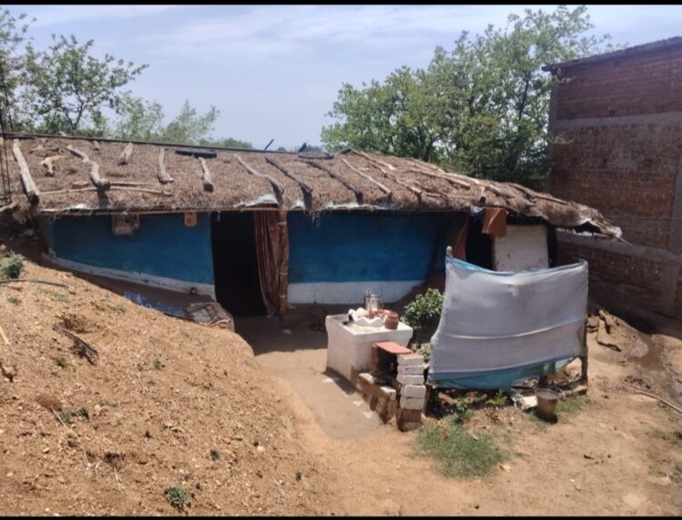 अपनी ही झोपड़ी से बेखबर महिला, आखिर किसने और कैसे कर दी जमीन की बिक्री, प्रशासन मौन!