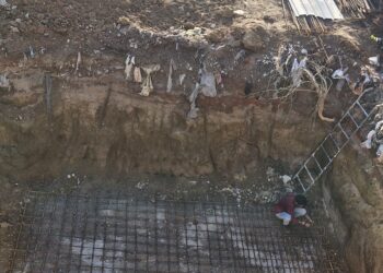 बिना नगर पालिका की अनुमति घनी आबादी के बीच खड़ा किया जा रहा मोबाइल टावर, वार्ड 15 में मचा बवाल, ठेकेदार की गुंडागर्दी से दहशत