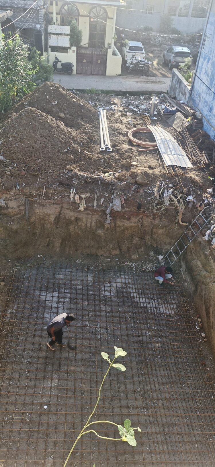 बिना नगर पालिका की अनुमति घनी आबादी के बीच खड़ा किया जा रहा मोबाइल टावर, वार्ड 15 में मचा बवाल, ठेकेदार की गुंडागर्दी से दहशत