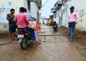 बीच सड़क पाइप ऊंची-नीची सड़कें और खुले गड्ढे क्या..किसी के जिंदगी की तबाह होने का इंतजार कर रही नगर पालिका ?, पहले सुरक्षा चूक ने एक अधिवक्ता को व्हीलचेयर पर ला दिया, अब पूरे शहर में अव्यवस्थित निर्माण से हर दिन हादसे का खतरा