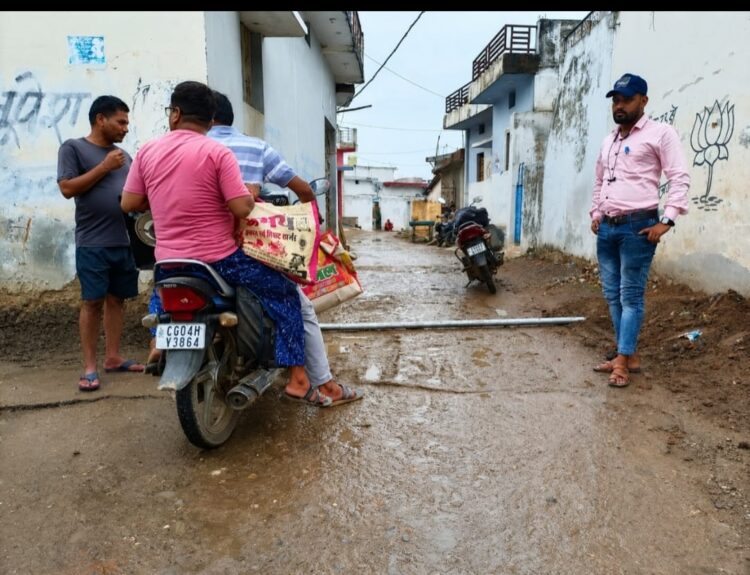 बीच सड़क पाइप ऊंची-नीची सड़कें और खुले गड्ढे क्या..किसी के जिंदगी की तबाह होने का इंतजार कर रही नगर पालिका ?, पहले सुरक्षा चूक ने एक अधिवक्ता को व्हीलचेयर पर ला दिया, अब पूरे शहर में अव्यवस्थित निर्माण से हर दिन हादसे का खतरा