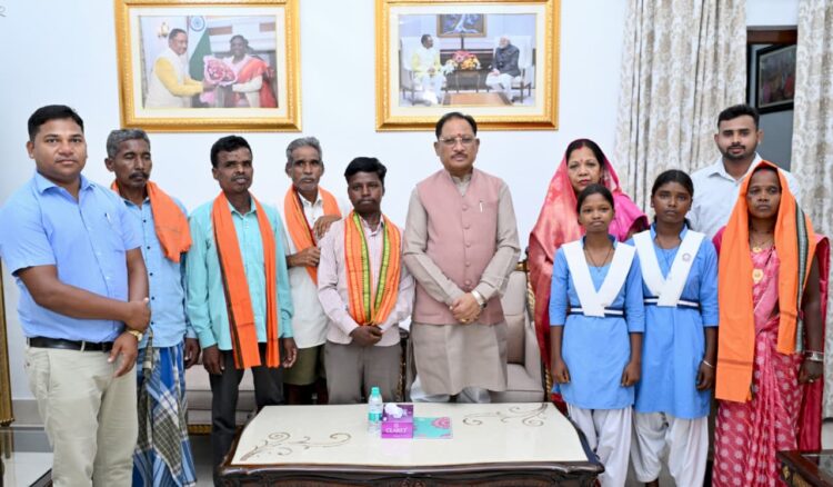 रायगढ़ जिले के पहाड़ी कोरवा परिवारों को बड़ी सौगात, मुख्यमंत्री के प्रति जताया धन्यवाद एवं आभार