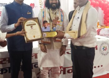 रक्तदान और मानव सेवा की मिसाल] रायगढ़ पुलिस के आरक्षक रवि श्रीवास को मिला छत्तीसगढ़ रत्न सम्मान 2026