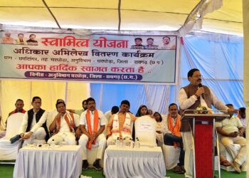 स्वामित्व योजना से ग्रामीणों को मिला संपत्ति अधिकार का अभिलेख, अरूणधर दीवान ने वितरित किए दस्तावेज