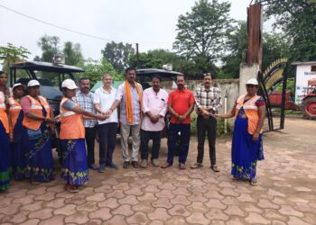 नगर पंचायत अध्यक्ष एवं सीएमओ ने सफाई कर्मियों को वितरित किए ई-रिक्शा