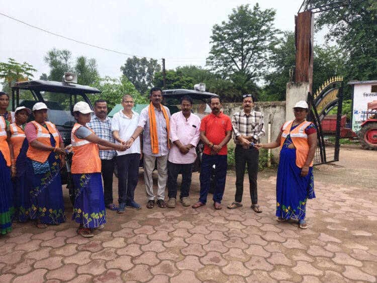 नगर पंचायत अध्यक्ष एवं सीएमओ ने सफाई कर्मियों को वितरित किए ई-रिक्शा