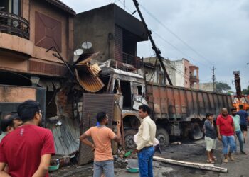 बिजली खंभे को तोड़ घर में घुसा ट्रक, तीन बाइकें और सामान जलकर राख