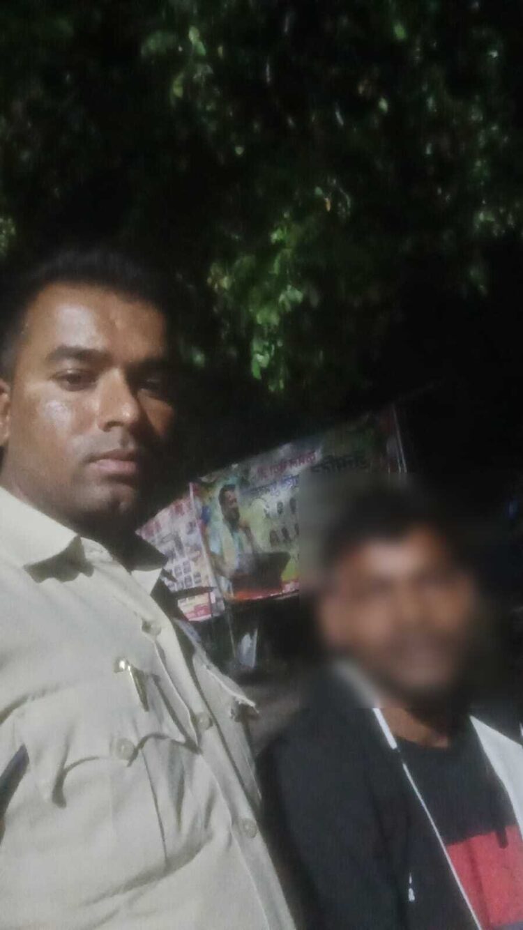 सोशल मीडिया पर युवक ने जिंदगी खत्म करने की बात कहते हुए जारी किया वीडियो, चौकी खरसिया पुलिस ने समय रहते युवक की जान बचाई