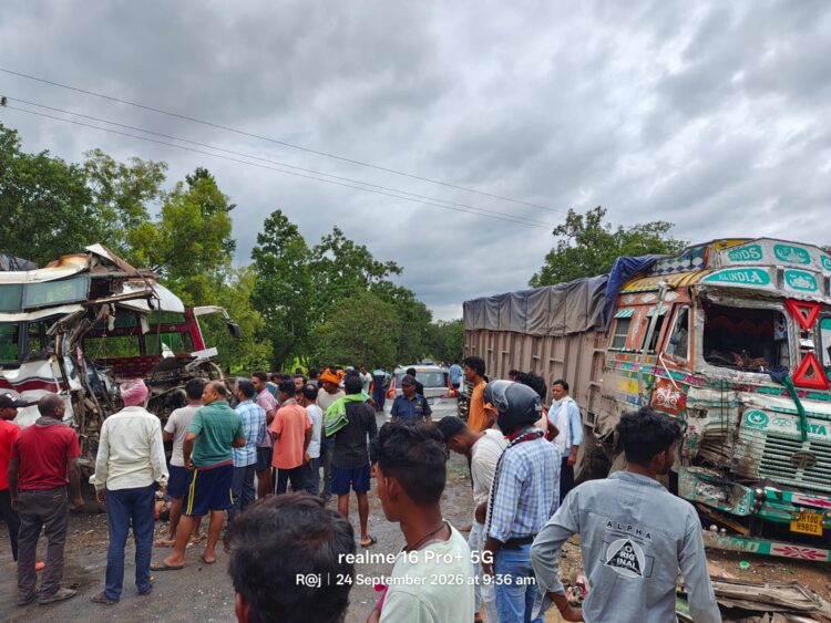 ब्रेकिंग न्यूज:- पूर्णागिरी बस और ट्रक में आमने-सामने जोरदार टक्कर, कई घायल