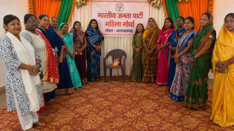 अघरिया धाम में महिला मोर्चा की परिचयात्मक बैठक संपन्न, वीणा विश्वास रहीं मुख्य अतिथि