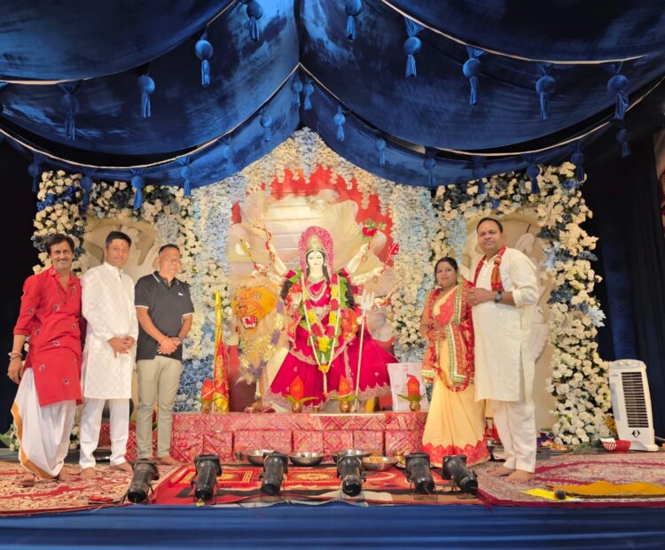 भक्तों पर बरस रही है मां की कृपा, माता के दर्शन करने प्रतिदिन उमड़ रहा भक्तों का जन सैलाब … दुल्हन की तरह सजे हुए 30 से अधिक पाण्डालों में विराजी मां दुर्गा