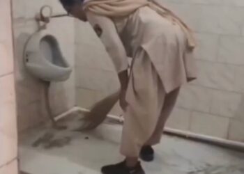 महिला आरक्षक ने टॉयलेट साफ करते वीडियो किया वायरल, आरआई पर लगाए गंभीर आरोप… एएसपी ने कहा- जांच के बाद होगी कार्यवाही