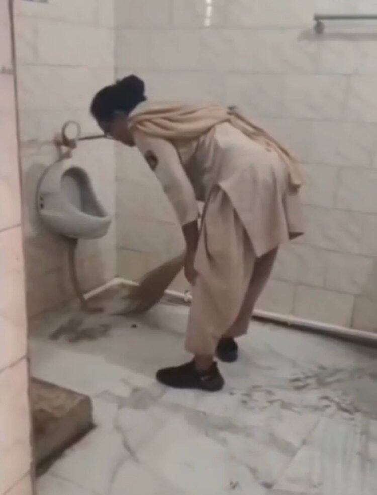 महिला आरक्षक ने टॉयलेट साफ करते वीडियो किया वायरल, आरआई पर लगाए गंभीर आरोप… एएसपी ने कहा- जांच के बाद होगी कार्यवाही