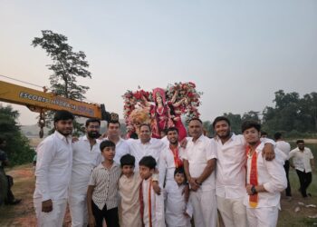 नम आंखों से दी गई माता रानी को विदाई, ढोल-ताशों के साथ नगर भ्रमण कर महानदी में किया विसर्जन