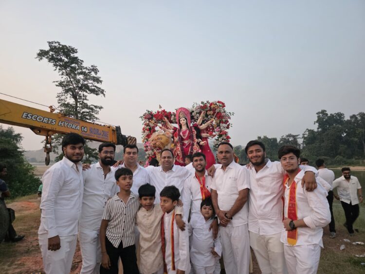 नम आंखों से दी गई माता रानी को विदाई, ढोल-ताशों के साथ नगर भ्रमण कर महानदी में किया विसर्जन