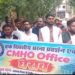 CMHO भगाओ, बेमेतरा बचाओ के नारों से गूंजा कार्यालय, FIR और निलंबन की मांग पर अड़े रहे प्रदर्शनकारी
